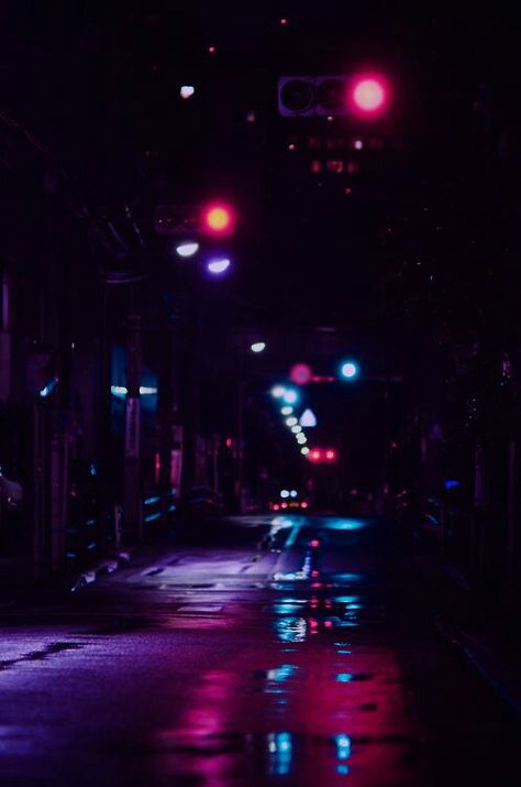 Neon Nightlife Morado Aesthetic, Aesthetic Morado, Wet Pavement, Street At Night, Neon Noir, William Eggleston, Graphisches Design, Catty Noir, Traffic Lights