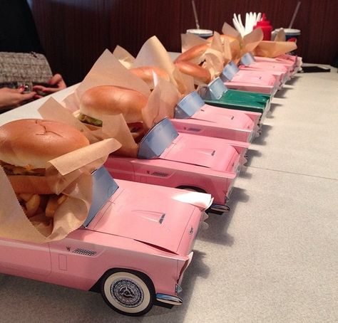 Diner Aesthetic, 50s Diner, Retro Diner, Trik Fotografi, Pink Parties, Pretty Food, Cute Food, Food Truck, Aesthetic Food