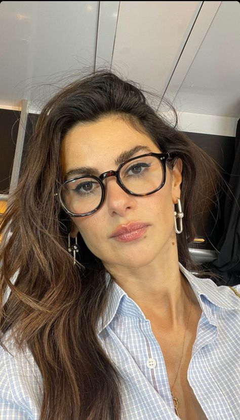 Italian Glasses Woman, Trendy Glasses Frames For Women 2024, Round Face Glasses Frames, Specs Frames Women, Glasses Inspo, Glasses For Round Faces, Classy Glasses, Glasses Frames Trendy, Glasses Outfit