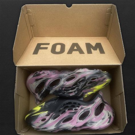 Pink Foam Runners, Runners Outfit, Yeezy Foam Runner, Foam Runners, Yeezy Foam, Foam Runner, Yeezy Foams, Swag Shoes