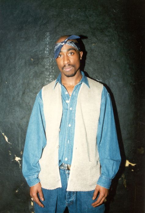 12 vintage photos of icons wearing bandanas | Vogue France Tupac Outfits, 90’s Hip Hop, Black 90s Fashion, Looks Hip Hop, Ropa Hip Hop, Stile Hip Hop, Canadian Tuxedo, 90s Fashion Men, 90s Inspired Outfits