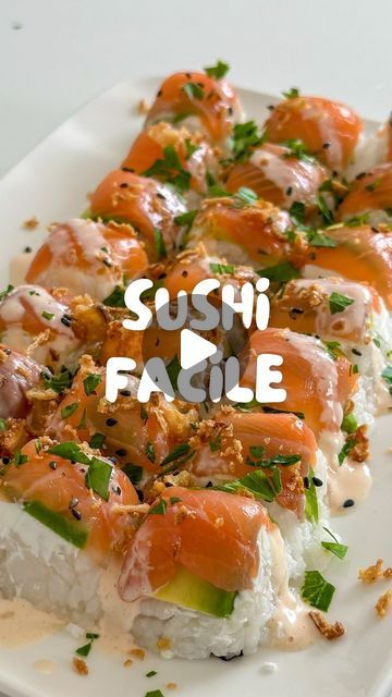 Les recettes, bons plans & restaurants de Blondie ✨ on Instagram: "🍣 MINIS SUSHIS MAISON 🍣

Pas besoin d’ustensiles particuliers ou de mains de chef étoilé, pour réaliser ces sushis c’est promis !  Idéal en apéro ou en plat, tu vas te régaler 😋 ! 

✨ Ingrédients : 
	⁃	250g Riz à sushis
	⁃	1 Avocat 
	⁃	2 tranches de saumon fumé
	⁃	2-3 carrés frais ou autre fromage frais type saint Moret 
	⁃	2 Feuilles d’algue 
	⁃	Toppings : oignons frits, persils, sauce shriracha, graines de sésames 

✨ Préparation : 
	⁃	Commence par cuire le riz à sushis (moi je n’ai pas mis de vinaigre de riz)
	⁃	Dépose du film plastique dans un bac à glaçons 
	⁃	Dépose dans le fond du bac à glaçons du saumon, de l’avocat et du fromage frais 
	⁃	Recouvre de riz à sushis et tasse bien 
	⁃	Ajoute les feuilles d’algues dé Mini Sushi Rolls, Sushi Cubes, Sushi Rolls, Sriracha, Rolls, Chef, Nutrition, Tes