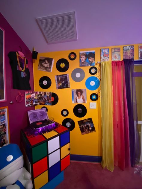 #80s #80sroom #80sdecor #ilove80s #awesome #awesome80s #80sgirl #80srule #recordwall #walls 1980s Room Ideas, 80s Room Ideas Retro, 80 House Decor, 80’s Bedroom Aesthetic, 80s Themed Room Ideas, 80’s Aesthetic Room, Acrylic Decor Ideas, 80s Aesthetic Room Decor Ideas, 80s Decor Aesthetic