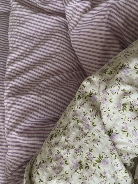 Summer Bed Sheets Aesthetic, Flower Sheets Aesthetic, Purple Bedding Aesthetic, Floral Sheets Aesthetic, Lavender Room Aesthetic, Aesthetic Sheets, Dorm Sheets, Sheets Aesthetic, Purple Bedspread