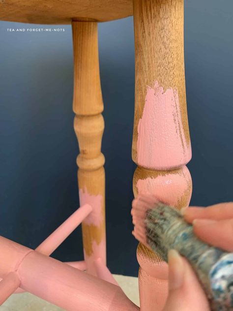 An interesting way to paint a wood stool – Tea and Forget-me-nots Cute Stool Painting Ideas, Wooden Bar Stool Makeover, Painted Bar Stools Ideas, Painting Stool Ideas, Wooden Stool Paint Ideas, Painted Wooden Stool, Bar Stool Makeover Diy, Diy Bar Stools Makeover, Painted Stools Ideas