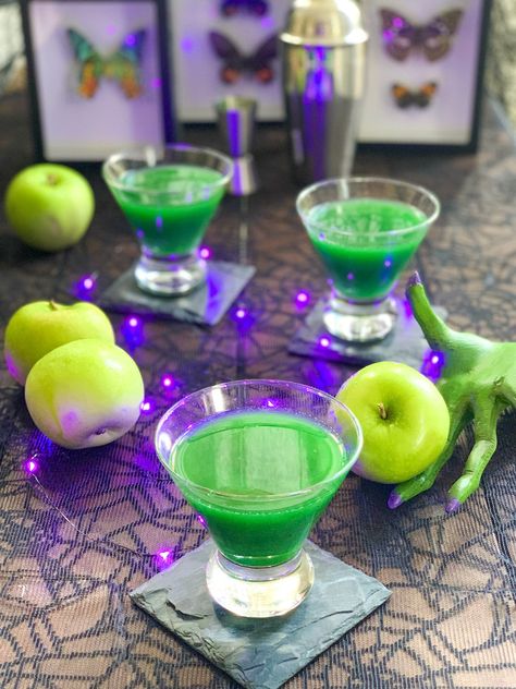 Poison Apple Martini – Best Day of the Week Apple Liquor, Hocus Pocus Drinking Game, Sour Apple Martini, Halloween Recipes Drinks, Vodka Sour, Apple Pucker, Halloween Party Drinks, Pumpkin Beer, Apple Martini