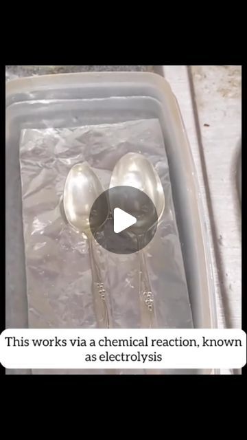 Cleaning Tarnished Silver, How To Clean Silverware, Housekeeping Tips, How To Clean Silver, Diy Cleaning Solution, Homemade Cleaning Solutions, Tarnish Remover, Baking Soda Uses, Household Cleaning Tips