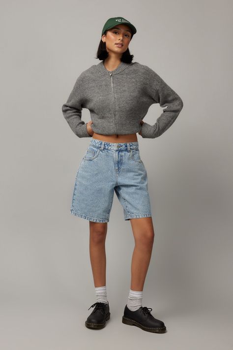 Baggy Shorts Style, Baggy Shorts Women Outfit, Baggy Demin Shorts, Baggy Jean Shorts Women, Baggy Summer Fits Women, Long Baggy Jean Shorts, Denim Shorts Women Outfit, Outfit Inspo For Short Women, Big Jorts Outfit Women’s