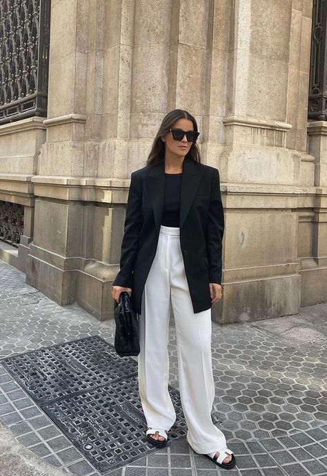 Architect Outfit Women, Rich Looking Outfits, Minimalist Office Outfit, Monotone Outfit, Posh Outfits Classy, Architect Outfit, Rich Mom Aesthetic, Minimalism Clothes, Rich Girl Outfits