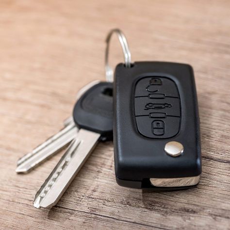 Why You Shouldn’t Attach Any Other Keys to Your Ignition Key Car Buying Tips, Visual Board, Car Hacks, First Car, Car Features, Car Keys, Household Hacks, Car Buying, New Cars