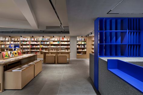 Gallery of Tangning Books / Leaping Creative - 5 Public Library Design, Library Cafe, Bookstore Cafe, School Interior, Interior Design School, Retail Inspiration, Arch Interior, Showroom Interior Design, Book Cafe