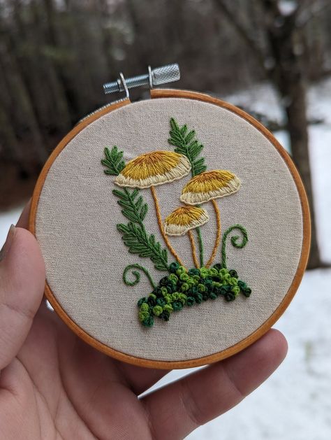 4 inch embroidery hoops with tricolor mushrooms and French knot moss Embroidery Designs Cottagecore, Mini Mushroom Embroidery, Mushroom Embroidery Designs, Whimsical Embroidery Patterns, Embroidery Present Ideas, Toadstool Embroidery, Cottage Core Embroidery, Mushroom Embroidery Pattern, Embroidery Mushrooms