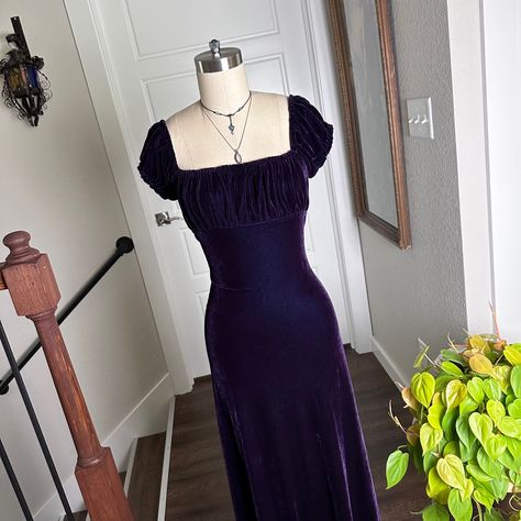 Semi Formal Purple Dress, 1990s Dresses Formal, Gothic Velvet Dress, Purple 90s Dress, Purple Velvet Dress Outfit, 90s Goth Prom Dress, Purple Velvet Prom Dress, Dark Purple Dress Formal, Dark Purple Homecoming Dress