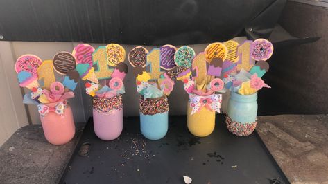 Donut Theme Centerpiece Ideas, Sweet Theme Centerpieces, Donut Grow Up Party Centerpieces, Donut Party Centerpieces Diy, Sweets Centerpiece Ideas, Two Sweet Party 2nd Birthday Table Decorations, Two Sweet Birthday Party Centerpiece, Donut Table Centerpiece, Donut Theme Centerpieces