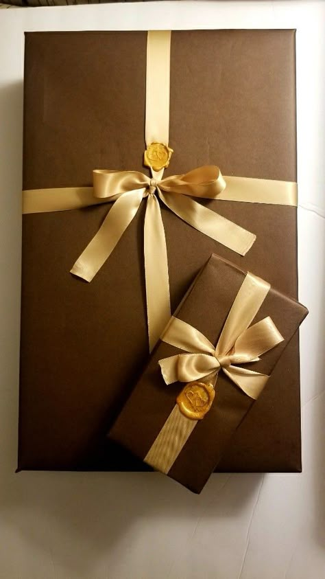 Elegant Gift Wrapping Christmas, Irene Adler, Bronze Gifts, Festival Inspo, Christmas Products, Gift Wrap Box, Gold Wrap, Wrapping Paper Christmas, 2024 Christmas