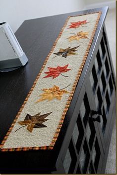 Fall Applique, Fall Quilt Patterns, Table Runner Tutorial, Fall Sewing, Quilted Table Runners Patterns, Quilt Modernen, Fall Table Runners, Applique Templates, Quilted Table Toppers