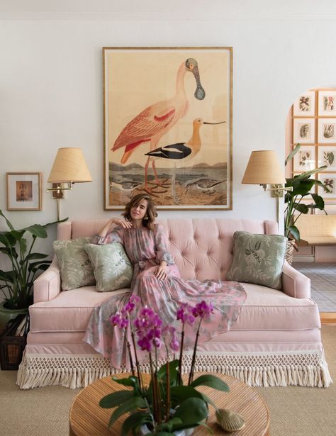 Check out the new design style called Grandmillenial! It's granny chic meets traditional and creating a new southern style. Stephanie Hill, Rosa Sofa, Compact Apartment, Coral Bedroom, Grand Millennial Style, Apartment Guide, Green Apartment, Pink Couch, Apartment Makeover