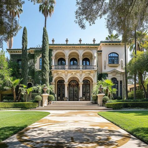 Inside Nicolas Cage's Former Beverly Hills Mansion Beverly Hills Houses Exterior, Beverly Hills Aesthetic, Celebrity Home, Beverly Hills Mansion, Mansion Exterior, Beverly Hills Houses, Stunning Architecture, American House, Celebrity Homes