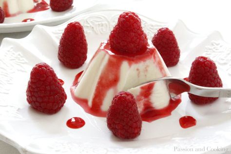 Panna Cotta with agar-agar, suitable for vegetarians Raspberry Sauce Recipe, Vegetarian Substitutes, Jelly Desserts, Panna Cotta Recipe, Raspberry Desserts, Creamy Pudding, Chilled Desserts, Raspberry Sauce, Fruit Preserves