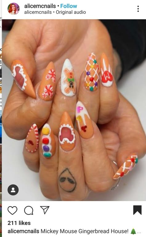 Disney Christmas Nails Gingerbread, Christmas Cookie Nail Art, Disney Christmas Nail Art Designs, Disney Gingerbread Nails, Thanksgiving Character Nails, Mickey Gingerbread Nails, Gingerbread Nails Art, Christmas Roulette, Gingerbread House Nails