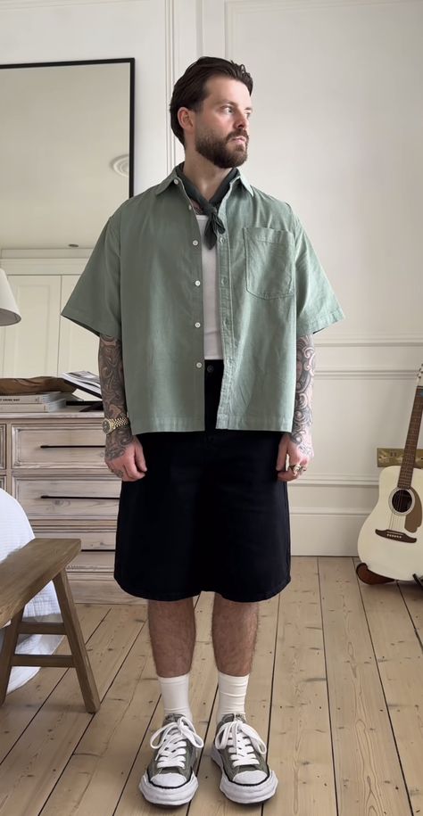 Bandana Outfit Men, Shorts Outfits Men Streetwear, Tattoo Rings, Shorts Outfit Casual, Bandana Outfit, Watch Tattoo, Men Street Fashion, Look Con Short, Mens Shorts Outfits