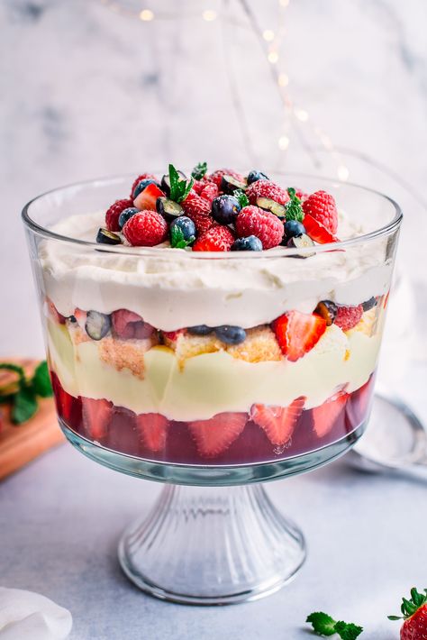 No better way to welcome the holidays than with this festive bowl of Holiday Berry Trifle, a treat the whole family can enjoy! Trifle Bowl Recipes, Christmas Catering, Family Meal Recipes, Fruit Trifle, Christmas Trifle, Christmas Puddings, Berry Trifle, Holiday Berries, British Desserts