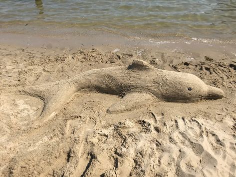 Beach Sand Art Sculpture Easy, Easy Sand Sculptures Ideas, Sand Creations At The Beach, Sand Sculpture Ideas, Sand Sculptures Easy, Sand Castle Ideas, Sandcastle Ideas, Sand Animals, Sand Art For Kids