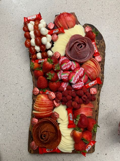 Color Themed Charcuterie Boards, Red Food Party, Themed Charcuterie Boards, Red Platter, Bunco Party, Red Theme, Red Food, Looks Yummy, Charcuterie Boards