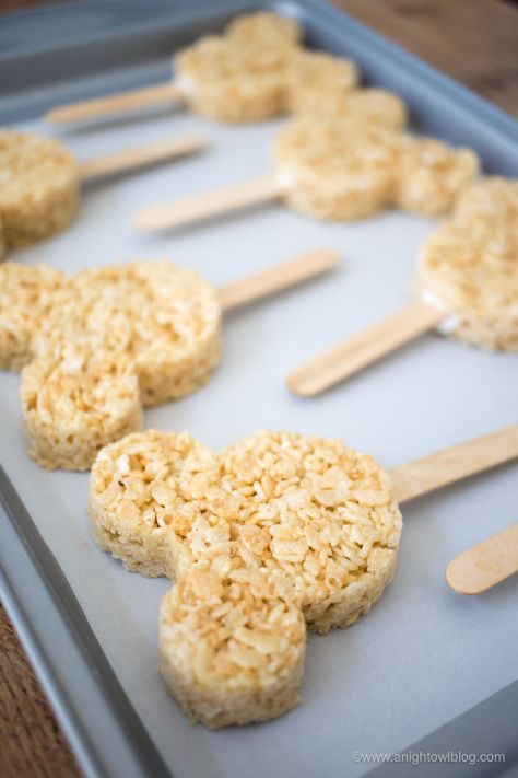 Mickey Mouse Dessert Table Ideas, Minnie Mouse Rice Krispie Treats, Mickey Rice Crispy Treats, Mickey Mouse Rice Krispie Treats, Mickey Mouse Desserts, Mickey Mouse Food, Mickey Mouse Treats, Disneyland Treats, Desert Tables