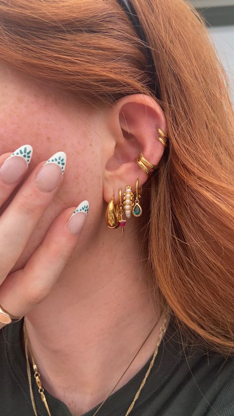 00s Mode, Cool Ear Piercings, Pretty Ear Piercings, Body Jewelry Piercing, Jewelry Accessories Ideas, Nagel Inspo, Dope Jewelry, Stacked Jewelry, Jewelry Lookbook