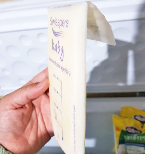 Frozen breastmilk flat storage hack Breastmilk Freezer Storage, Freezing Breastmilk, Storing Breastmilk, Freezer Storage, Creative Storage, Clever Hacks, Storage Hacks, Breast Milk, Grape Vines