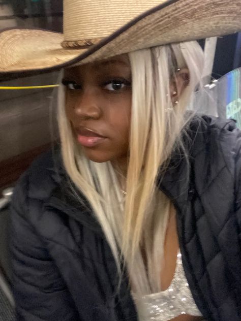 #cowboy #texas #black #blackgirl #wig #blonde Cowgirl Blonde, Sybill Trelawney, Back Girl, Rodeo Outfit, Black Cowgirl, Wig Blonde, Rodeo Outfits, Country Girls, Rodeo