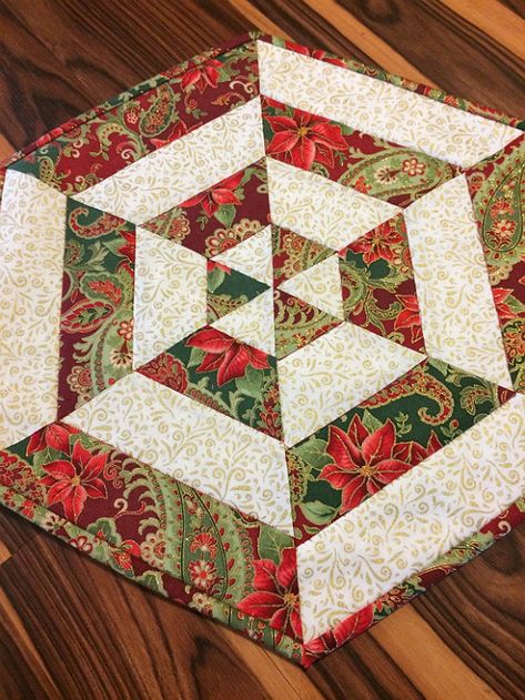 Quilt Hexagon, Pinecone Tree, Christmas Table Runner Pattern, Quilted Table Runners Christmas, Christmas Table Toppers, Table Topper Patterns, Quilted Table Topper, Patchwork Table Runner, Quilted Table Runners Patterns