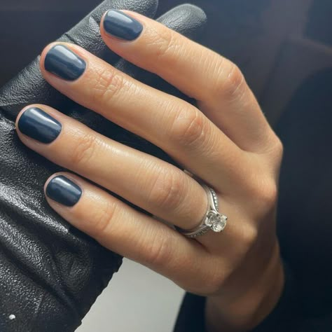 Winter Nail Color Ideas Classy, Plain Nails Colors Winter, January Gel Nail Colors, Dark January Nails, January Nails Solid Color, January Toe Nail Color, Nail Colors August 2023, Winter Nails Opi Gel, Winter Shellac Nails Colors