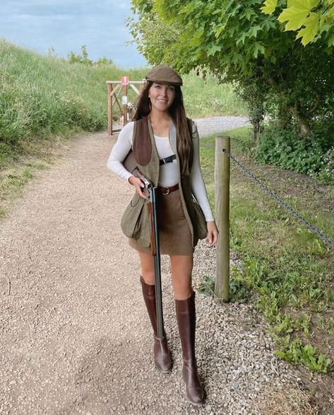 Cara on Instagram: "I could spend every morning shotgun shopping 💥 • • • @alanpaine1907 @fairfaxandfavor @barburyshooting • • • #fairfaxandfavor #shotgun #clayshooting #claypigeonshooting #browning #beretta #caesarguerini #girlswhoshoot #countryfashion #countrystyle #countrygirl #countrysports #fieldsports #12bore #barburyshootingschool" Farm Girl Outfits, Country Outfits Women, Countryside Fashion, Preppy Fall Fashion, British Country Style, Country Attire, Equestrian Girls, Outdoor Girls, Country Style Outfits