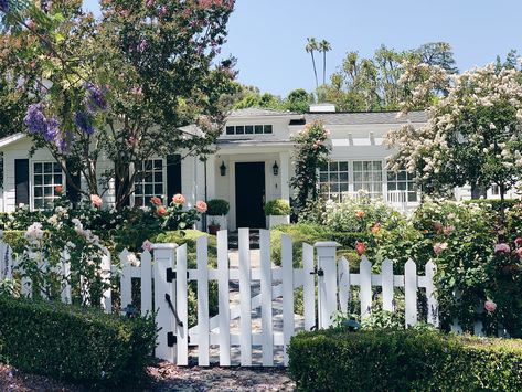 White Picket Fence Front Yard Driveways, Fenced Front Yard Garden, House With White Picket Fence, Cottage White Picket Fence, Picket White Fence, Short White Picket Fence, Front Yard White Fence, White Picket Fence With Flowers, Front Picket Fence