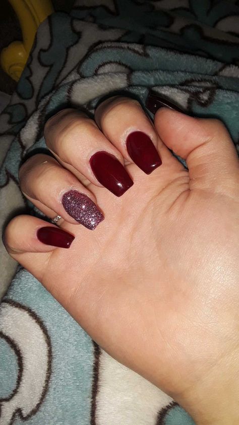 Burgundy Nail Ideas Acrylic Prom, Dark Red Prom Nails Acrylic, Nails To Go With Maroon Dress, Red Nails Ideas Short Square, Maroon Hoco Nails, Wine Red Prom Nails, Burgundy Hoco Nails, Prom Nails Acrylic Burgundy, Sparkly Burgundy Nails