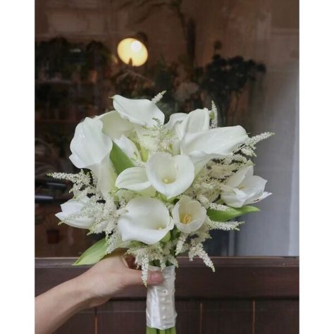 Handbouquet Wedding Lily, Wedding Bouquet Classic Elegant, Lilies Wedding Bouquet, Bride Flower Bouquet, White Wedding Flowers Bouquet, White Calla Lily Bouquet, Lilies Wedding, Bouquet For Bride, Calla Lily Bridal Bouquet