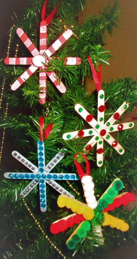 Diy Christmas Fireplace, Popsicle Stick Snowflake, Popsicle Stick Christmas Crafts, Diy Christmas Snowflakes, Popsicle Stick Crafts For Kids, Stick Christmas Tree, Christmas Crafts For Toddlers, Kids Christmas Ornaments, Fun Christmas Crafts