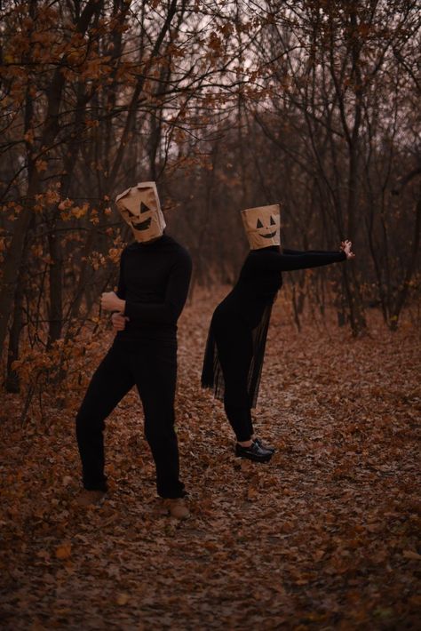 Halloween Inspo Photoshoot, Paper Bag Photoshoot, Halloween Pictures Photography Friends, Halloween Photos With Friends, Friendship Halloween Photoshoot, Friend Ghost Photos, Halloween Poses Photo Ideas With Friends, Funny Friend Photoshoot, Halloween Friends Photoshoot