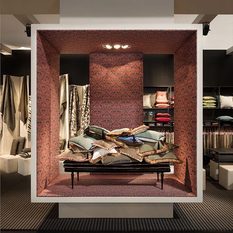 Carpet Shop Interior Design, Furniture Display Ideas, Carpet Store Design, Carpet Exhibition, Homeware Display, Creative Beds, Fashion Showroom, Curtain Store, Carpet Stores