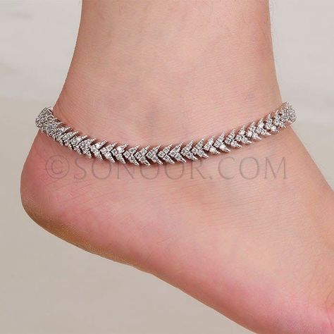 Foot Jewelry Wedding, Payal Designs Silver, Silver Anklets Designs, Latest Jewellery Designs, Silver Payal, Bridal Anklet, Indian Jewelry Earrings, Beautiful Anklet, Anklet Designs