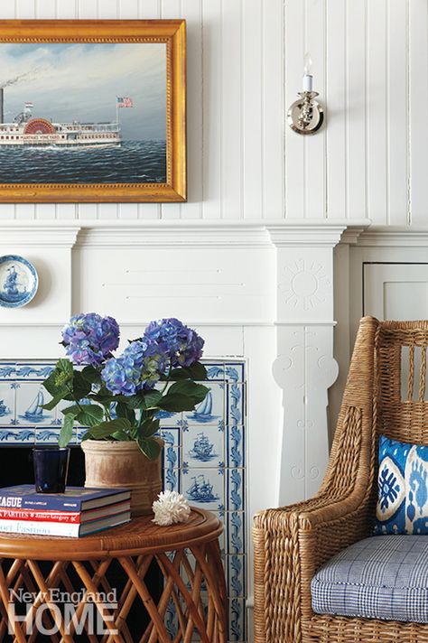 Edgartown House on Marthas Vineyard - New England Home New England Interior, New England Style Homes, New England Cottage, Blue And White Decor, Shingle House, Vignette Design, New England Home, Coastal Living Rooms, New England Homes