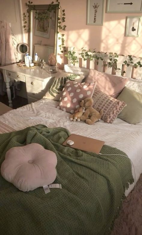 Room Inspo Fairycore, Cottage Core Room Inspo Aesthetic, Room Decor Ideas Fairycore, Grunge Fairycore Bedroom, Forest Dorm Room, Room Ideas Fairycore, Fairycore Room Aesthetic, Sage Green Room Ideas Bedroom, Forestcore Bedroom