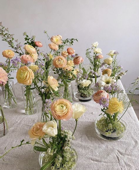 Garden Flower Wedding Centerpieces, Dainty Flower Centerpieces, Brunch Floral Arrangements, Garden Party Flower Arrangements, Engagement Party Flowers Arrangements, Summer Floral Centerpieces, Wildflower Bud Vases, Small Floral Centerpieces, Engagement Party Table