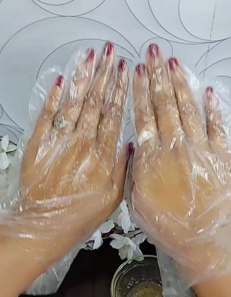 Put This Mask on Your Hands to Fight Wrinkles Hand Mask For Dry Hands, Diy Hand Mask, Moisturizing Gloves, Diy Spa Day, Best Coconut Oil, Vitamin E Capsules, Hand Mask, Diy Spa, Diy Health