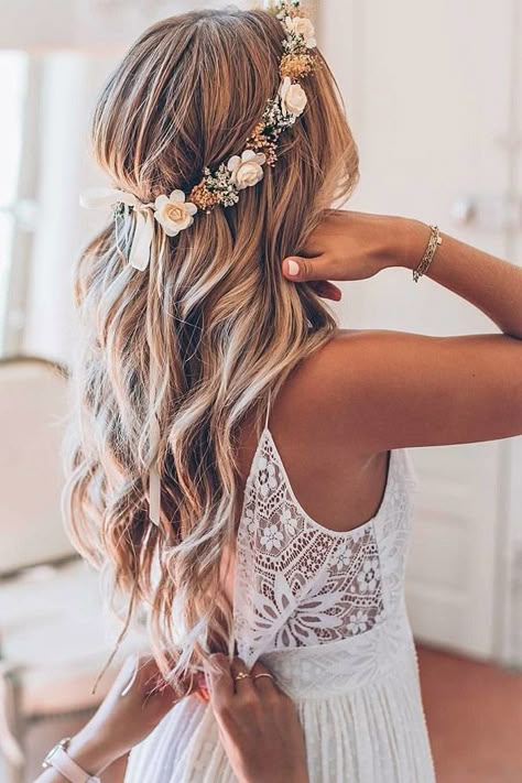 27 Lovely Wedding Hair Accessory Ideas & Tips ❤️ Want to add something beautiful to your wedding look? See our collection of wedding flower crowns & hair accessories which was made to inspire you! #weddings #hairstyles #hairaccessoriesinspiration Unique Wedding Headpiece, Flower Crown Hairstyle Half Up, Bridal Hair With Flowers, Free People Wedding, Wedding Hair Flower Crown, Bohemian Chic Weddings, Beautiful Wedding Hair, Bridal Floral Crown, Kadeřnické Trendy