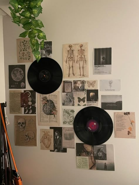 Record And Poster Wall, Art Gallery Room Ideas, Room Decor Music Posters, Black Wall Room Aesthetic, Vintage Music Room Aesthetic, Music Aesthetic Bedroom, Poster Arrangement Ideas, Music Aesthetic Room, Records On Wall Aesthetic