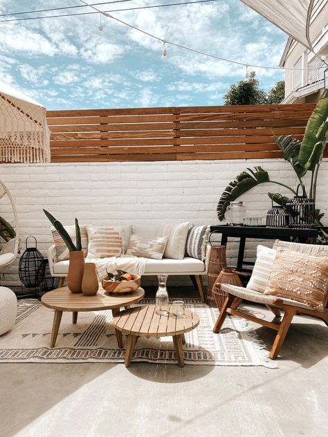 Palm Springs Patio, Kitchen Outside, Terrazas Chill Out, Desert Backyard, Palm Springs Decor, Arizona House, Boho Patio, Outdoor Patio Space, Backyard Furniture