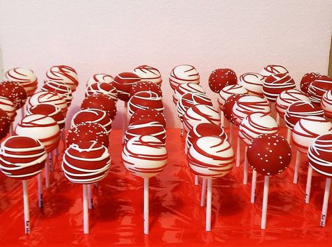 Cake Pops Weihnachten, Red And White Cake, White Cake Pops, Christmas Cake Pops, White Cake Recipe, Torte Cupcake, Cake Pop Sticks, Red Cake, Candy Table